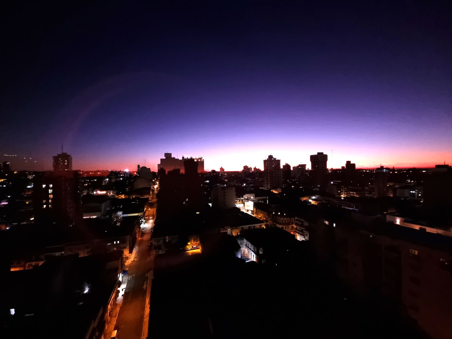 Asunción in der Dämmerung mit leuchtendem Horizont