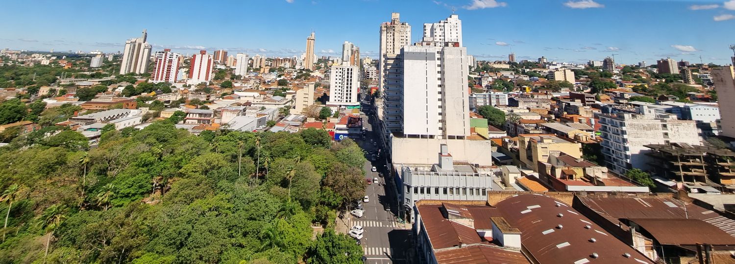 Blick über Park und Straßenzug in Asunción