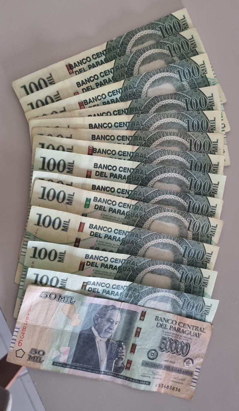 Guaraní-Banknoten: viele 100.000er und ein 50.000er
