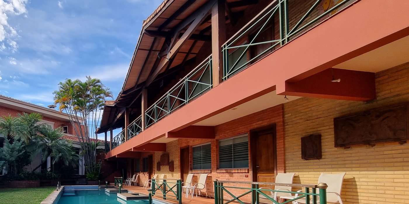 Zweigeschossiges Haus mit Holzdach, Terrakotta-Farben und Pool