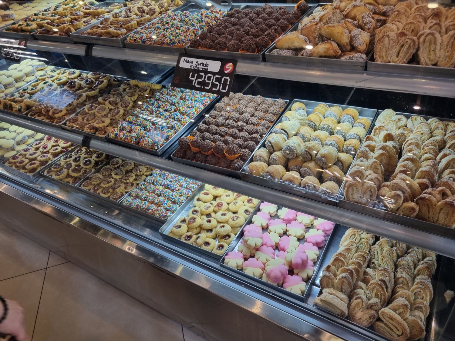 Vitrine mit Keksen, Alfajores und Nusstörtchen