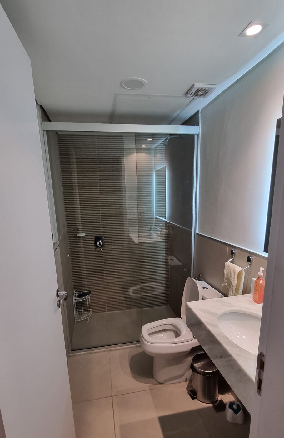 Modernes Bad mit Glasdusche und Marmor-Waschtisch
